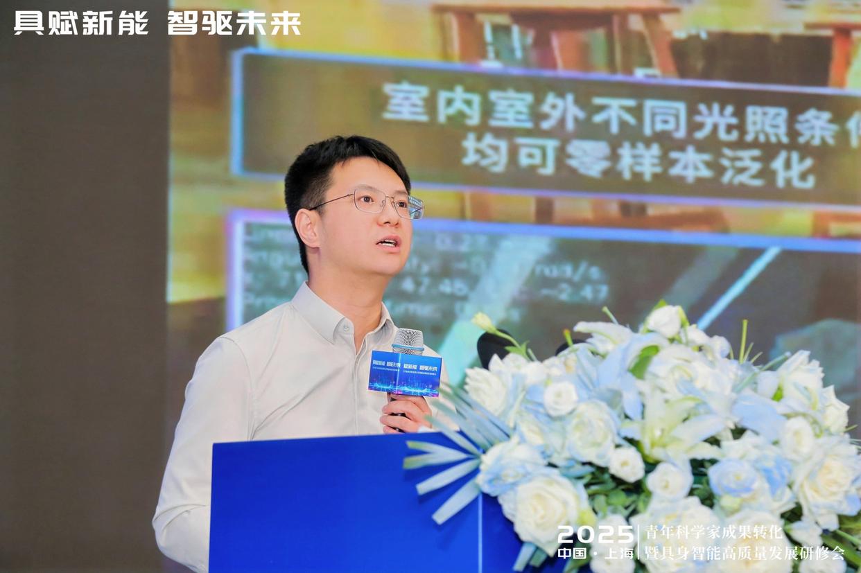 银河通用机器人创始人兼CTO王鹤：具身大模型引领工商业场景规模化落地